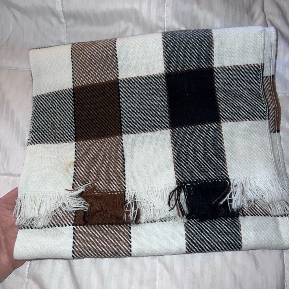 LADIES SCARFS AND HAT - Picture 7 of 9